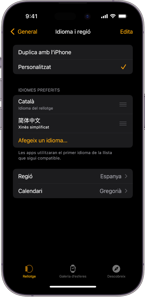 A la pantalla “Idioma i regió” de l’Apple Watch hi apareixen els idiomes anglès i espanyol a sota de l’opció “Idioma preferit”.