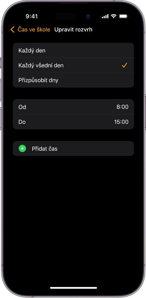 iPhone s obrazovkou Upravit rozvrh pro Čas ve škole. Úplně nahoře jsou vidět volby Každý den, Každý všední den a Přizpůsobit dny. Volba Každý všední den je vybraná. Uprostřed obrazovky jsou uvedené časy začátku a konce a dole je umístěné tlačítko Přidat čas.