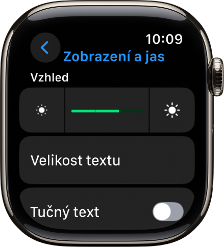 Nastavení Displej a jas na Apple Watch s jezdcem jasu nahoře a tlačítkem Velikost textu pod ním.