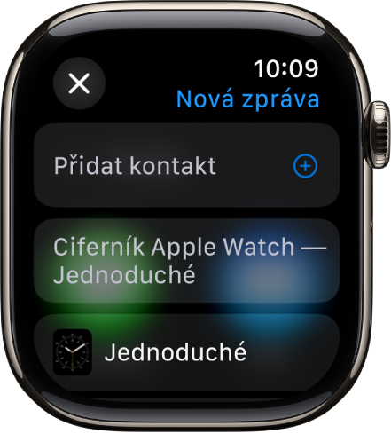 Obrazovka Apple Watch se zobrazeným ciferníkem, na němž je vidět sdílená zpráva a nahoře jméno adresáta. Níže je tlačítko Přidat kontakt a název ciferníku.
