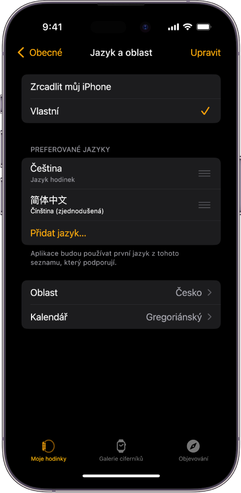 Obrazovka Jazyk a oblast v aplikaci Apple Watch se zobrazenými položkami Angličtina a Španělština v části Preferované jazyky