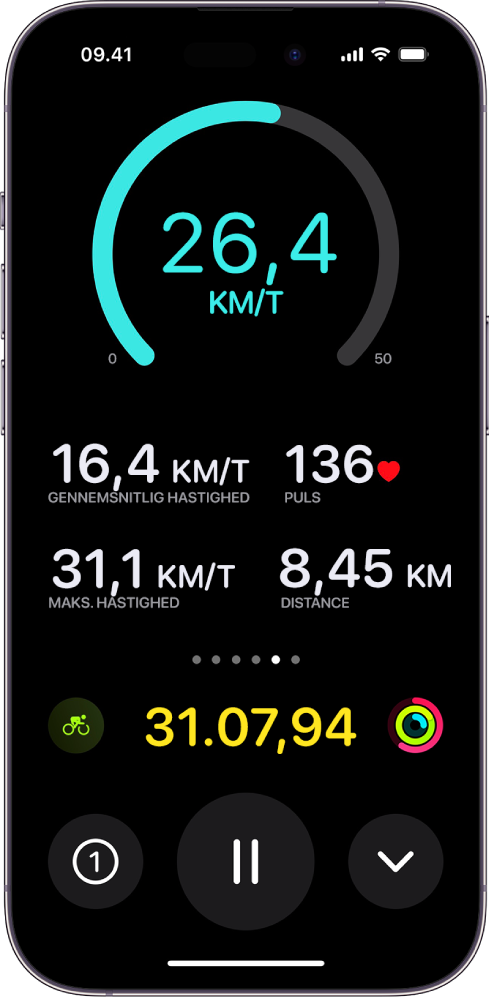 En igangværende cykeltræning vises som en liveaktivitet på iPhone og viser træningens hastighed, gennemsnitlige hastighed, puls, maksimal hastighed, tilbagelagt distance og samlet forløbet tid.