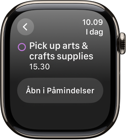 Skærm i Kalender, der viser en påmindelse. Navnet på påmindelsen er øverst med påmindelsens klokkeslæt nedenunder. Datoen for begivenheden er øverst til højre. En knap til at åbne påmindelsen i appen Påmindelser er nederst på skærmen.