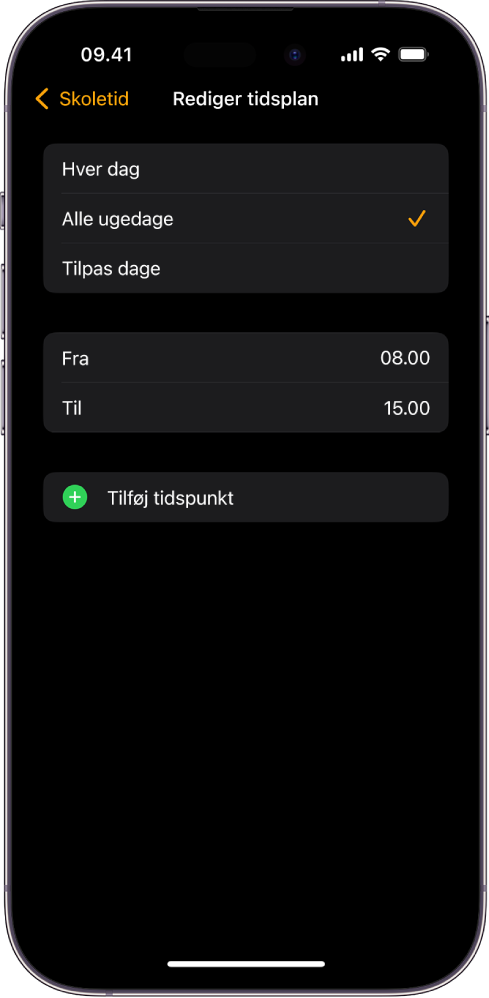 iPhone, som viser skærmen Rediger plan for Skoletid. Valgene Hver dag, Hver ugedag og Tilpas dage vises øverst, med Hver ugedag valgt. Fra- og Til-tidspunkter er i midten af skærmen, og knappen Tilføj tidspunkt er nederst.