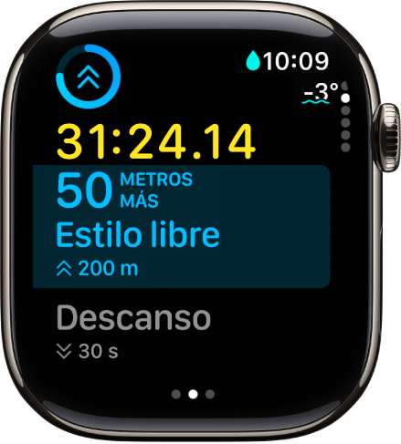 Hay un entrenamiento de natación en piscina en curso que muestra el tiempo transcurrido, la distancia de un intervalo cronometrado y el próximo intervalo cronometrado.