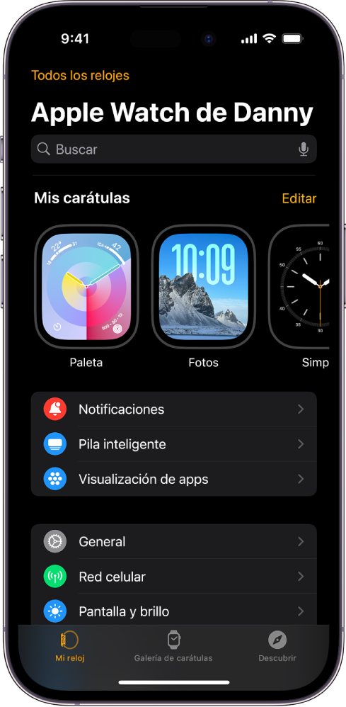 La app Apple Watch del iPhone abierta en la pantalla Mi Reloj, que muestra tus carátulas cerca de la parte superior y la configuración abajo. Hay tres pestañas en la parte inferior de la pantalla de la app Apple Watch: la izquierda es Mi reloj, donde está la configuración del Apple Watch; luego está la Galería de carátulas, donde puedes explorar las carátulas y complicaciones disponibles; y la última es Descubrir, donde puedes obtener más información sobre el Apple Watch.
