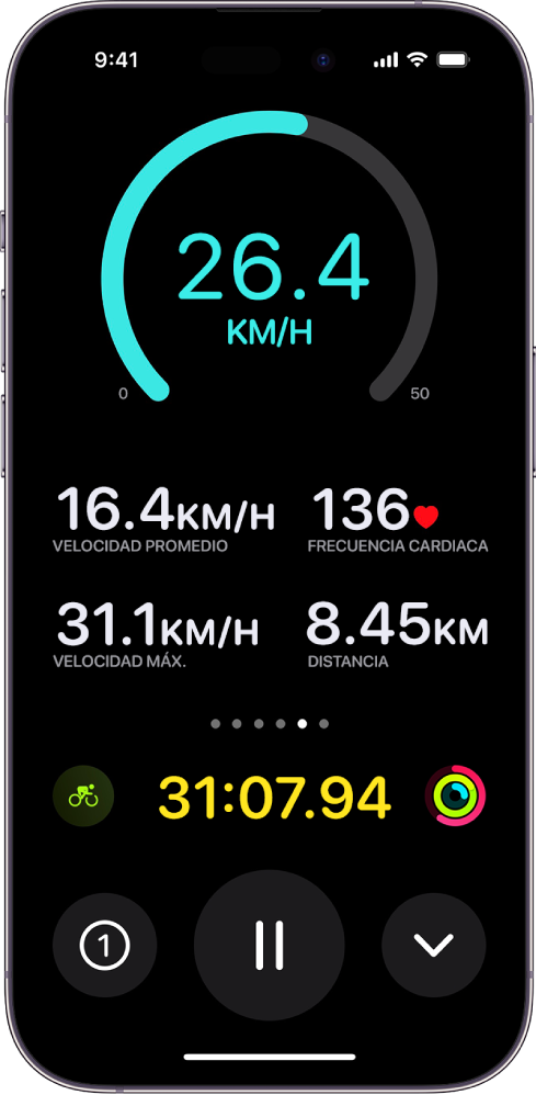 Un entrenamiento de bicicleta en curso se muestra como una actividad en vivo en el iPhone, y muestra la velocidad del entrenamiento, la velocidad promedio, la frecuencia cardiaca, la velocidad máxima, la distancia recorrida y el tiempo total transcurrido.