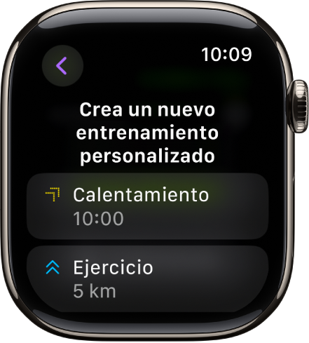La app Entrenamiento muestra una pantalla para crear un nuevo entrenamiento personalizado. El recuadro Calentamiento está en el centro con un intervalo de 10 minutos y el recuadro Esfuerzo está debajo con un intervalo de 5 km.