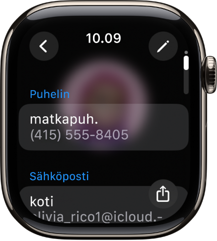 Yhteystiedot-appi, jossa näkyvät yhteystiedon tiedot. Muokkaa-painike näkyy ylhäällä oikealla. Keskellä näyttöä näkyy kolme kenttää: puhelinnumero, sähköpostiosoite ja kotisoite. Jaa-painike on alhaalla oikealla ja Takaisin-painike on ylhäällä vasemmalla.