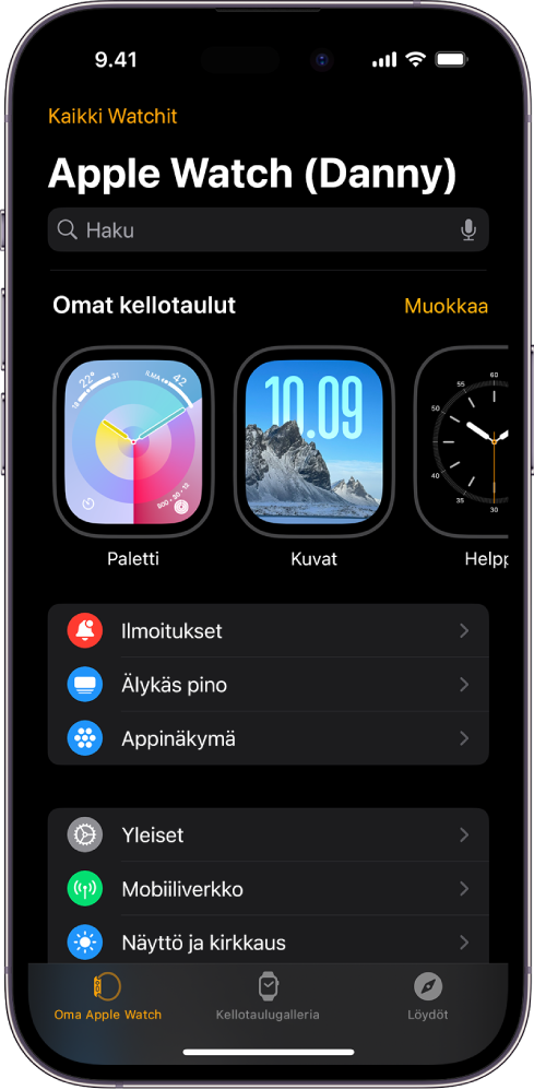 iPhonen Apple Watch ‑appi, jossa on avoinna Oma Apple Watch ‑näkymä, jonka yläosassa on kellotauluja ja alaosassa asetukset. Apple Watch ‑apin näytön alaosassa on kolme välilehteä: vasen välilehti on Oma Apple Watch, jossa voit muuttaa Apple Watchin asetuksia; seuraava välilehti on Kellotaulugalleria, jossa voit tutustua saatavilla oleviin kellotauluihin ja komplikaatioihin; ja viimeinen on Löydöt, jossa on lisätietoja Apple Watchista.