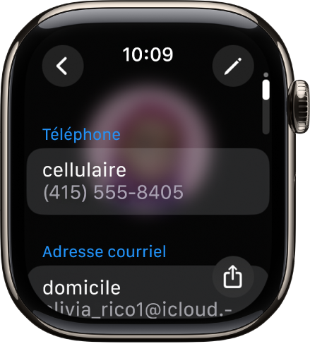 L’app Contacts qui affiche les coordonnées d’un contact. Le bouton Modifier se situe en haut à droite. Trois champs se trouvent au centre de l’écran : numéro de téléphone, adresse courriel et adresse de domicile. Il y a un bouton Partager en bas à droite et un bouton Retour en haut à gauche.
