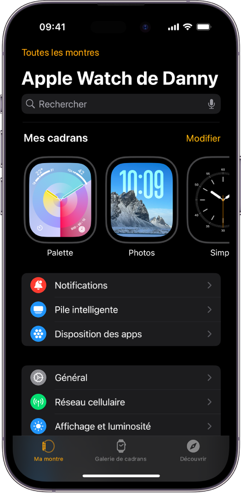 L’app Watch de l’iPhone qui affiche l’écran Ma montre, avec les cadrans en haut et les réglages en bas. L’app Watch comporte trois onglets dans la partie inférieure de son interface : à gauche, Ma montre vous permet d’accéder aux réglages de l’Apple Watch; ensuite, la galerie de cadrans vous permet de parcourir les cadrans et complications disponibles; puis, Découvrir vous permet d’en apprendre plus sur l’Apple Watch.