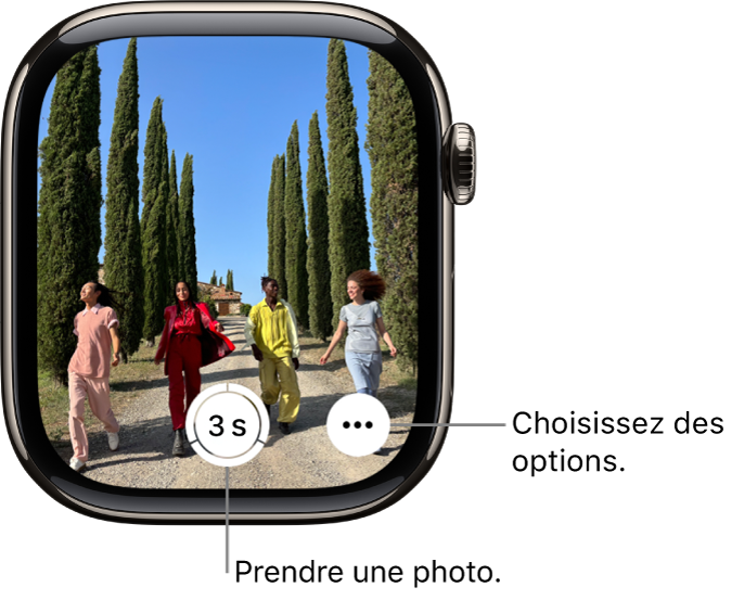 L’écran de l’Apple Watch qui montre le viseur de l’appareil photo de l’iPhone. Le bouton d’obturation se situe au milieu de la partie inférieure. Le bouton Plus d’options se situe en bas à droite.