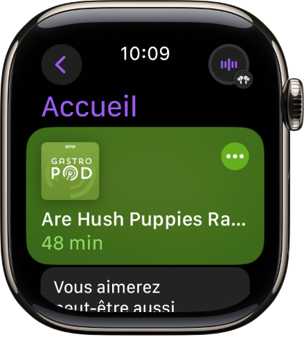 L’app Podcasts sur l’Apple Watch présentant l’écran Accueil avec l’illustration d’un podcast. Touchez l’illustration pour lire un épisode.