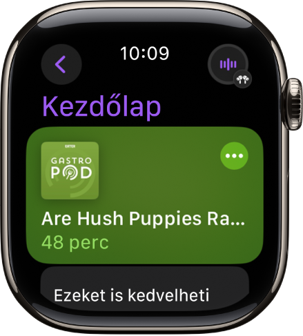 Az Apple Watch Podcastok appja a Kezdőlap képernyővel, amelyen egy podcast illusztrációja látható. Az illusztrációra koppintva lejátszhatja az epizódot.