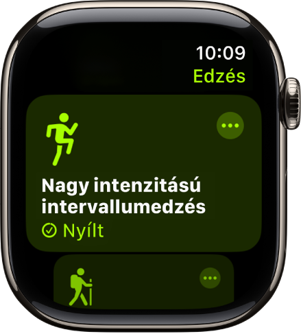 Az Edzés képernyője, amelyen a nagy intenzitású intervallumedzés van kiemelve. Az edzés csempe jobb felső részén egy Továbbiak gomb látható.