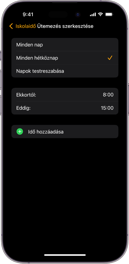 Az iPhone-on az Iskolaidő Ütemezés szerkesztése képernyője látható. A tetején a Minden nap, a Minden hétköznap és a Napok testreszabása lehetőség jelenik meg, amelyek közül a Minden hétköznap van kijelölve. A képernyő közepén az Ettől és az Eddig beállításnál megadott órák láthatók, alul pedig az Idő hozzáadása gomb.