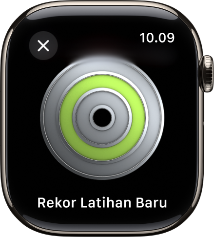Medali pencapaian ditampilkan di Apple Watch. Di bawah medali terdapat deskripsi medali. Anda dapat menyeret untuk memutar medali.