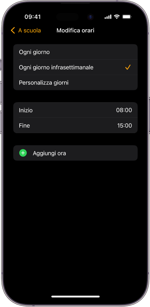 iPhone che mostra la schermata “Modifica orari” per “A scuola”. Le opzioni “Ogni giorno”, “Da lunedì a venerdì” e “Personalizza giorni” vengono visualizzate nella parte superiore, l’opzione “Ogni giorno” è selezionata. Gli orari di inizio e fine sono visibili al centro, mentre il pulsante “Aggiungi ora” si trova al di sotto.