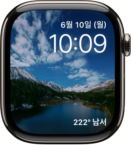 아름다운 지역의 타임랩스 비디오를 보여주는 타임랩스 시계 페이스. 하단에 나침반 방향 컴플리케이션이 있음.