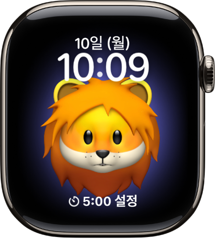 미모티콘 캐릭터와 하단 컴플리케이션을 조절할 수 있는 미모티콘 시계 페이스. 미모티콘을 움직이려면 디스플레이를 탭함. 상단에 날짜와 시간, 하단에 타이머 컴플리케이션이 있음.