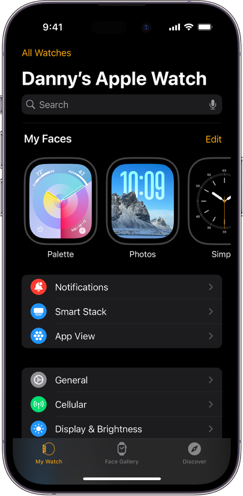 iPhone tālrunī atvērts lietotnes Apple Watch ekrāns My Watch, kura augšdaļā redzamas ciparnīcas, bet zemāk atrodas iestatījumi. Apple Watch lietotnes ekrāna apakšdaļā ir trīs cilnes: cilne pa kreisi ir My Watch, kurā piekļūst Apple Watch iestatījumiem; tālāk atrodas Face Gallery, kur varat skatīt pieejamās ciparnīcas un papildinājumus; un cilne Discover, kurā varat uzzināt vairāk par Apple Watch pulksteni.