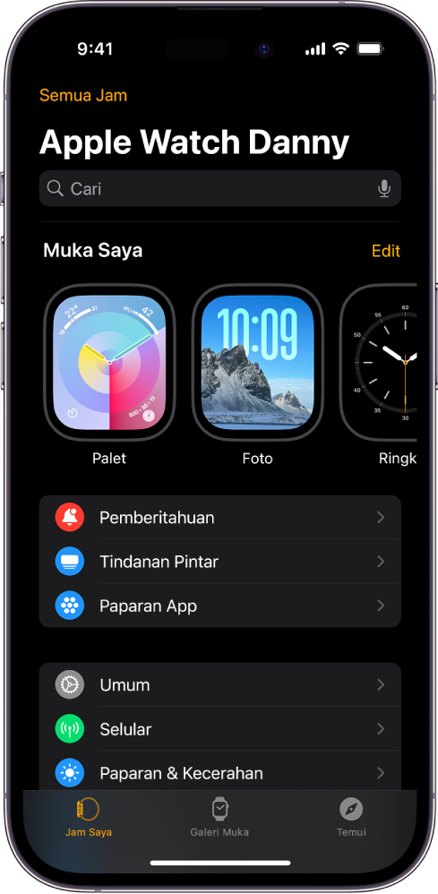 App Apple Watch pada iPhone membuka skrin ke Jam Saya, yang menunjukkan muka jam anda berhampiran bahagian atas dan seting di bawah. Terdapat tiga tab di bahagian bawah skrin app Apple Watch: tab kiri ialah Jam Saya, yang anda gunakan untuk pergi ke seting Apple Watch; seterusnya ialah Galeri Muka, yang anda boleh terokai muka jam dan komplikasi tersedia; kemudian Temui, yang anda boleh mengetahui dengan lebih lanjut tentang Apple Watch.
