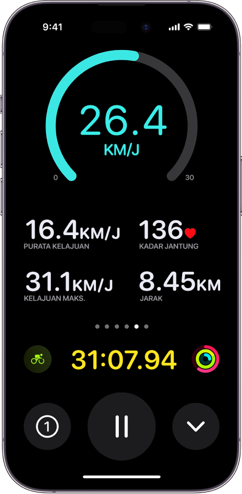 Latihan berbasikal yang sedang berjalan dipaparkan sebagai Aktiviti Langsung pada iPhone dan menunjukkan kelajuan latihan, purata kelajuan, kadar jantung, kelajuan maksimum, jarak dilalui dan jumlah masa berlalu.