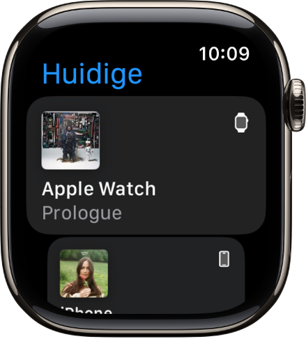 De Huidige-app met een lijst met apparaten. Bovenaan de lijst staat muziek die op de Apple Watch wordt afgespeeld. Daaronder staat een iPhone-vermelding.