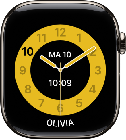 De wijzerplaat Schooltijd, met een analoge klok met in het midden de datum en digitale tijd. Onderin staat de naam van het kind dat de Apple Watch gebruikt.