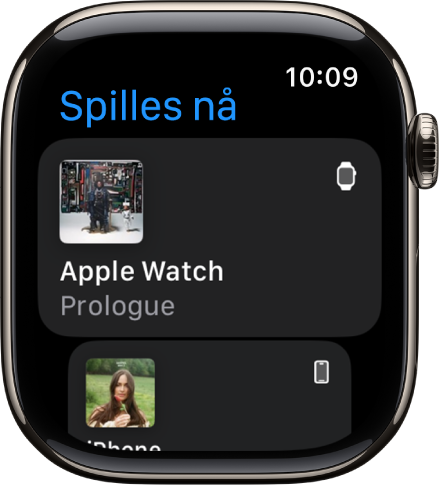 Spilles nå-appen som viser en liste over enheter. Musikk som spilles av på Apple Watch, vises øverst på listen. En iPhone-oppføring vises under.
