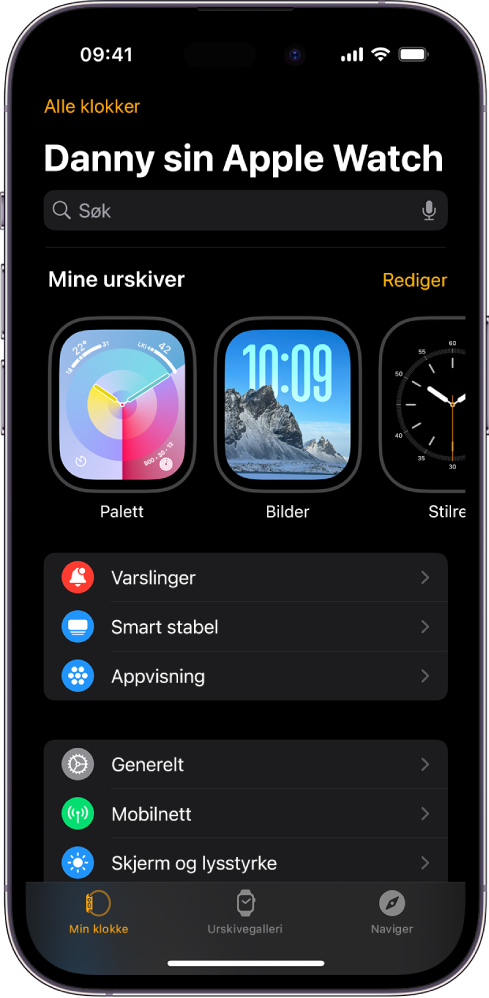 Apple Watch-appen på iPhone med Min klokke-skjermen, som viser urskivene dine på toppen og innstillinger nedenfor. Det er tre faner nederst i Apple Watch-appen. Den venstre fanen er Min klokke, hvor du går for å finne Apple Watch-innstillinger. Den neste fanen er Urskivegalleri, hvor du kan utforske tilgjengelige urskiver og komplikasjoner. Deretter følger Oppdag, hvor du kan finne ut mer om Apple Watch.