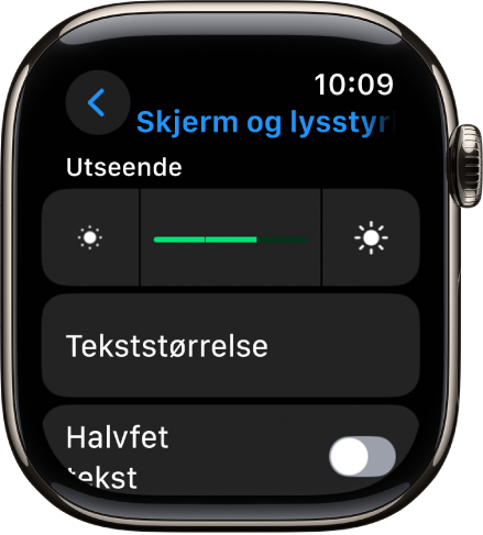 Skjerm og lysstyrke-innstillinger på Apple Watch, med Lysstyrke-skyveknappen øverst og Tekststørrelse-knappen under.