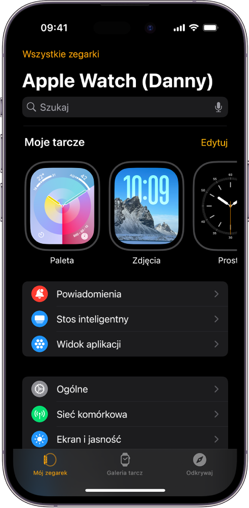 iPhone z otworzoną aplikacją Apple Watch, wyświetlającą ekran Mój zegarek. Na górze widoczne są tarcze zegarka, poniżej wyświetlane są ustawienia. Na dole ekranu aplikacji Apple Watch znajdują się trzy karty. Pierwsza karta od lewej to Mój zegarek, dająca dostęp do ustawień Apple Watch. Następna karta to Galeria tarcz, gdzie możesz przeglądać dostępne tarcze i komplikacje. Kolejna karta to Odkrywaj, gdzie możesz dowiedzieć się więcej o Apple Watch.