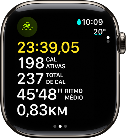 Um exercício de nado em águas abertas em andamento mostra o tempo decorrido, as calorias ativas queimadas, o total de calorias queimadas, o ritmo médio e a distância do exercício.
