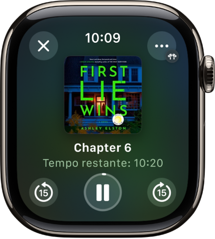 Tela Reproduzir de um audiolivro. O botão Fechar está na parte superior esquerda, o botão Mais está na parte superior direita, o botão retroceder 15 segundos está na parte inferior esquerda, o botão Reproduzir/Pausar está na parte inferior central e o botão avançar 15 segundos está na parte inferior direita. No meio, a capa do livro, o número do capítulo e o tempo restante no capítulo.