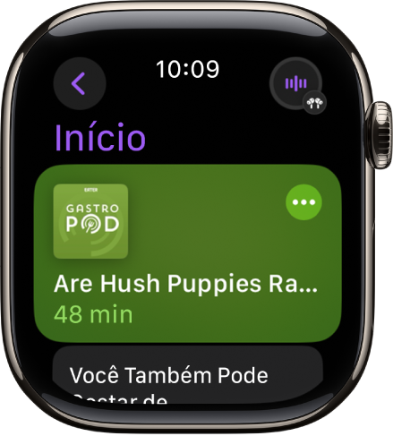 App Podcasts no Apple Watch mostrando a tela Início, com a capa de um podcast. Toque na capa para reproduzir um episódio.