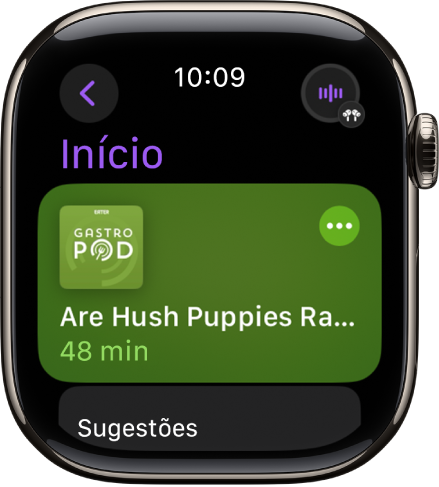 A aplicação Podcasts no Apple Watch a mostrar o ecrã principal com o grafismo do podcast. Toque no grafismo para reproduzir o episódio.