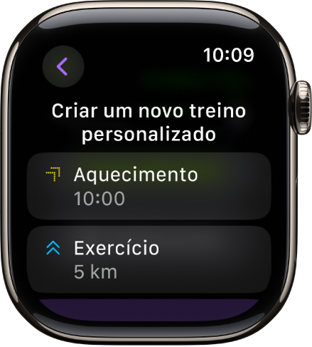 A aplicação Treino a mostrar um ecrã para criar um novo treino personalizado. O mosaico “Aquecimento” está ao centro com um intervalo de 10 minutos e o mosaico “Exercício” está por baixo com um intervalo de 3 milhas.