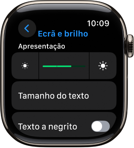 Definições de “Ecrã e brilho” no Apple Watch com o nivelador “Brilho” na parte superior e o botão “Tamanho do texto” em baixo.