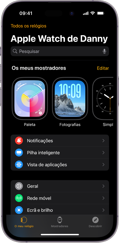 A aplicação Watch no iPhone aberta no ecrã “O meu relógio” que mostra os seus mostradores perto da parte superior do ecrã e as definições por baixo. Existem três separadores na parte inferior do ecrã do Apple Watch: o separador da esquerda é “O meu relógio”, onde pode aceder às definições do Apple Watch; a seguir vem a “Galeria”, onde pode explorar os mostradores e as complicações disponíveis; e, depois, “Descobrir”, onde pode obter mais informações sobre o Apple Watch.
