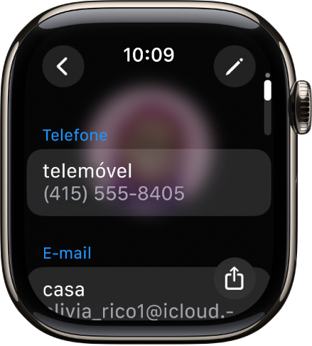 A aplicação Contactos com os detalhes do contacto. O botão “Editar” surge no canto superior direito. Surgem três campos no centro do ecrã: número de telefone, endereço de e-mail e endereço de casa. Um botão “Partilhar” encontra-se em baixo à direita e um botão “Voltar” encontra-se em cima à esquerda.