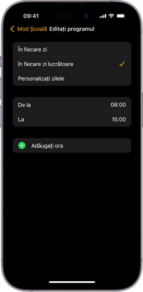 iPhone afișând ecranul Editați programul pentru Mod Școală. Opțiunile În fiecare zi, În fiecare zi lucrătoare și Personalizați zilele apar sus, iar opțiunea În fiecare zi lucrătoare este selectată. Opțiunile pentru ore De la și La se află în mijlocul ecranului, iar butonul Adăugați ora se află dedesubt.