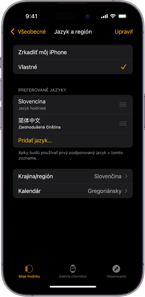 Obrazovka Jazyk a región v apke pre Apple Watch, na ktorej je v časti Preferované jazyky vybratá angličtina a španielčina.