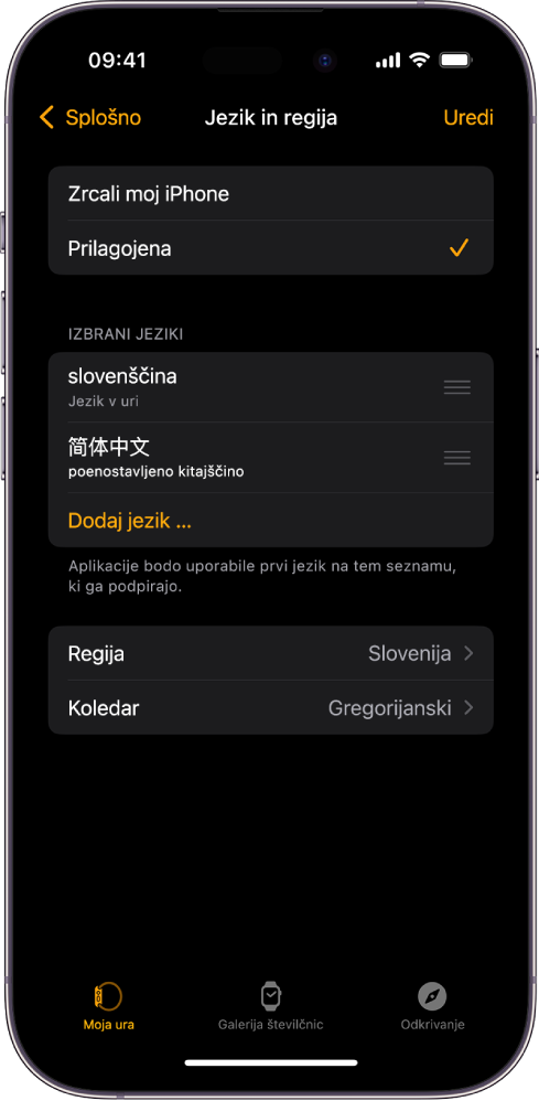 Zaslon Jezik in regija v aplikaciji Apple Watch, pri čemer se pod želenimi jeziki pojavita angleščina in španščina.