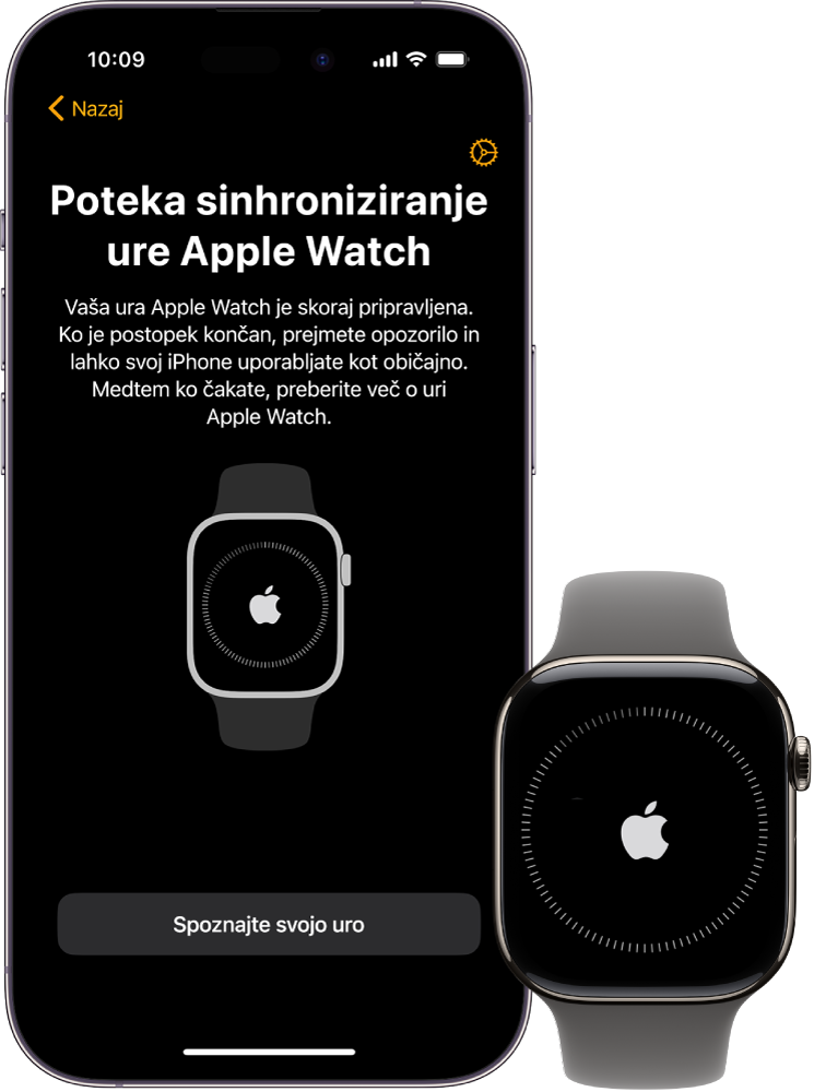 iPhone in ura Apple Watch drug ob drugem. Na zaslonu iPhona je prikazano »Apple Watch is Syncing«. Napredek sinhronizacije je prikazan na uri Apple Watch.