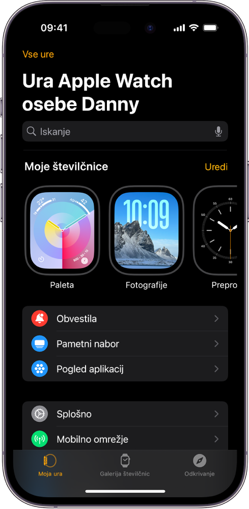 Aplikacija za Apple Watch v iPhonu z odprtim zaslonom Moja ura, na katerem so na vrhu številčnice in spodaj nastavitve. Na dnu zaslona aplikacije Apple Watch so trije zavihki: levi zavihek je Moja ura, kjer najdete nastavitve za Apple Watch; naslednji je Galerija številčnic, kjer lahko izberete številčnice in komplikacije, ki so na voljo; nato je Odkrivanje, kjer lahko izveste več o uri Apple Watch.