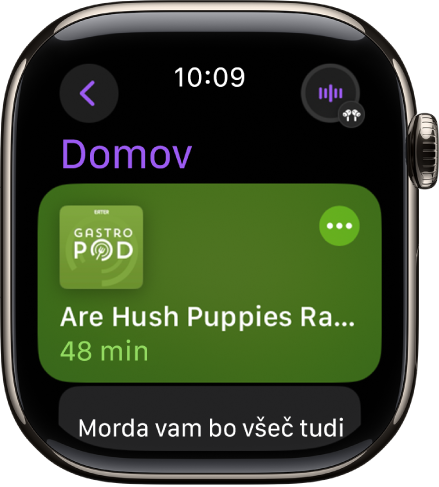 Aplikacija Podkasti na uri Apple Watch, ki prikazuje domači zaslon z naslovnico podkasta. Tapnite naslovnico za predvajanje epizode.