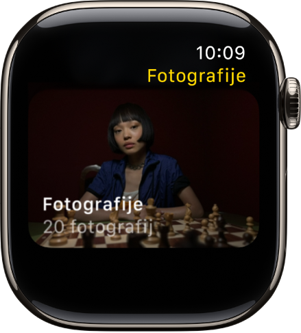Aplikacija Fotografije v uri Apple Watch prikazuje album, imenovan Prijatelji.