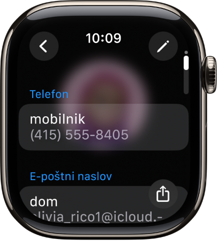 Aplikacija Stiki prikazuje podatke stika. Zgoraj desno je gumb Uredi. Na sredini zaslona se prikažejo tri polja – telefonska številka, e-poštni naslov in domači naslov. Gumb Skupna raba je spodaj desno, gumb Nazaj pa levo zgoraj.